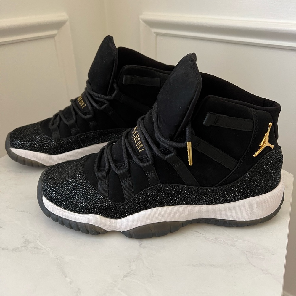 AIR JORDAN 11 RETRO “Heiress Black Stingray" size 6 youth